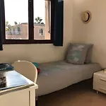 Albergue Debbie's Crew House