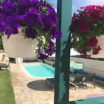 Debbie's Crew House * Antibes