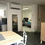 Albergue Debbie's Crew House Antibes