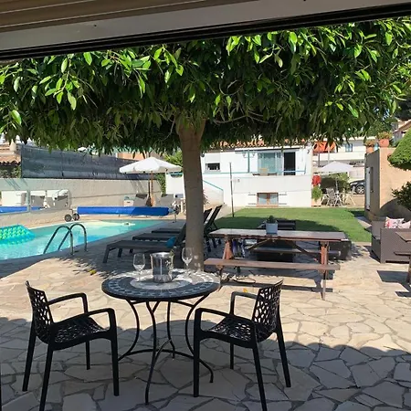 Debbie's Crew House * Antibes