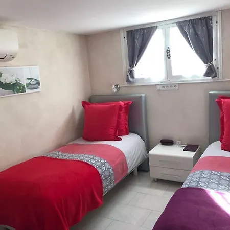 Hostel Debbie's Crew House *