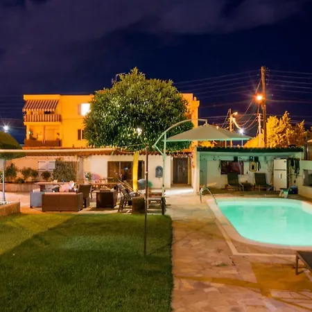 Debbie's Crew House Albergue