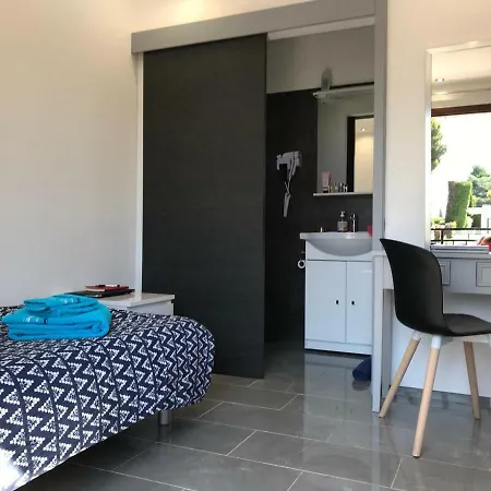 Debbie's Crew House Vandrerhjem