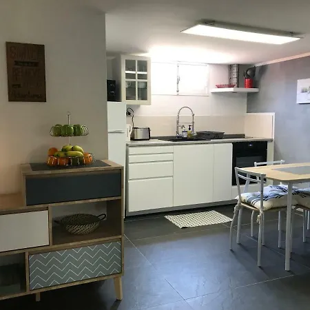 Hostel Debbie's Crew House Antibes