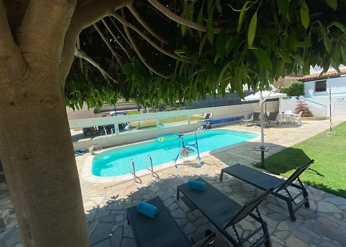 Debbie's Crew House Albergue