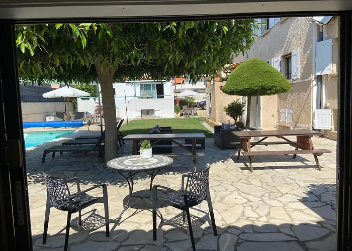 Debbie's Crew House Albergue