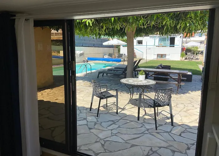 Debbie's Crew House Albergue