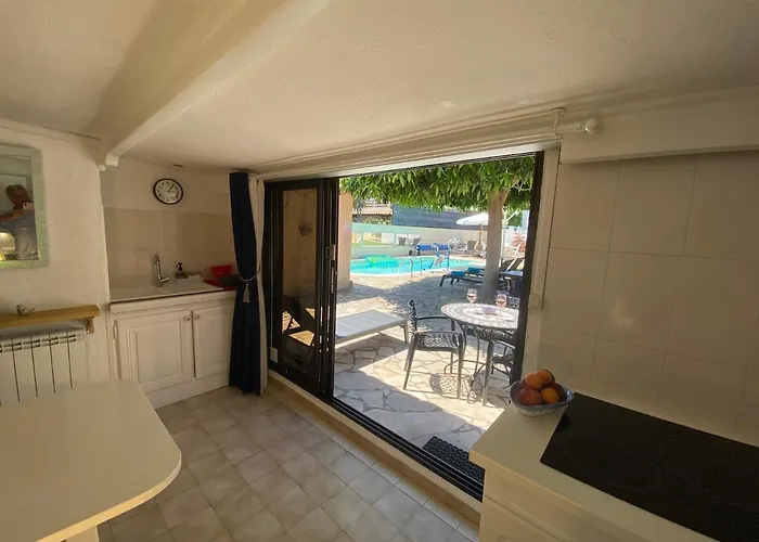 Debbie's Crew House Albergue *