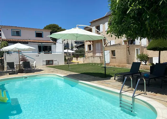 Debbie's Crew House Albergue