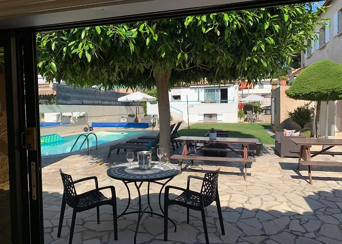 Debbie's Crew House * Antibes