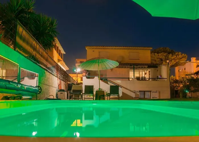 Debbie's Crew House Albergue *