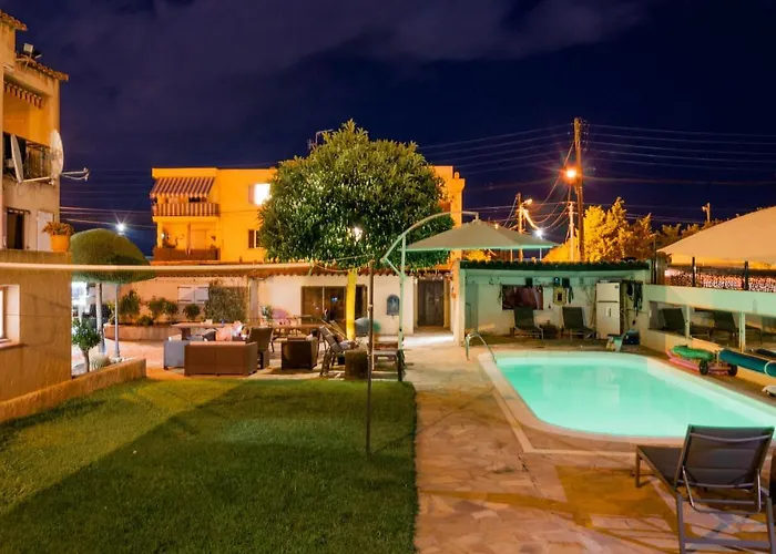 Debbie's Crew House Albergue