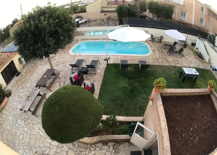 Albergue Debbie's Crew House *