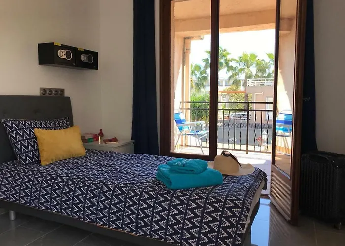 Debbie's Crew House * Antibes