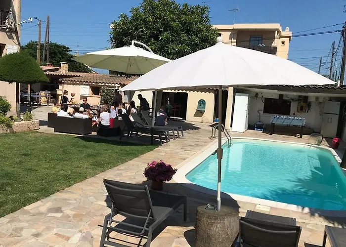 Albergue Debbie's Crew House