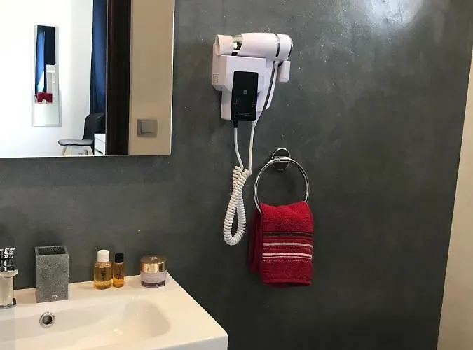 Debbie's Crew House Albergue *