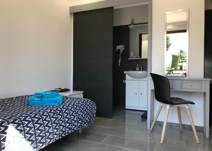 Debbie's Crew House Albergue