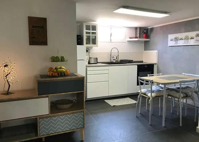 Albergue Debbie's Crew House Antibes