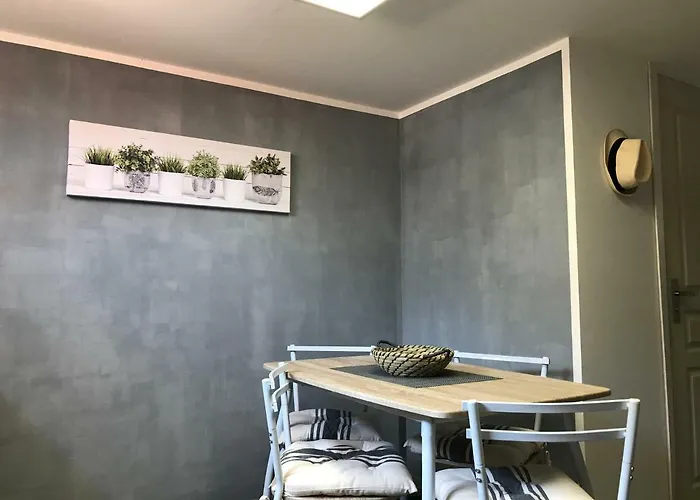 Albergue Debbie's Crew House Antibes