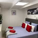 Debbie's Crew House *