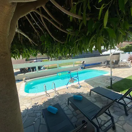 Debbie's Crew House אכסניה