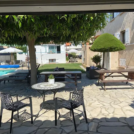 Debbie's Crew House אכסניה