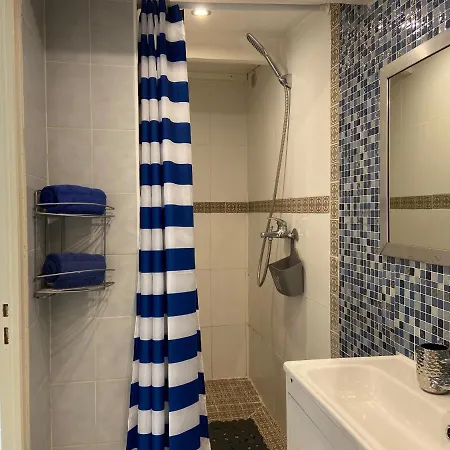 Debbie's Crew House אכסניה