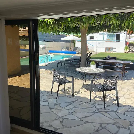 Debbie's Crew House אכסניה