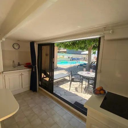 Debbie's Crew House אכסניה *