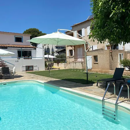 Debbie's Crew House אכסניה