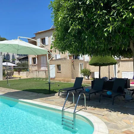 Debbie's Crew House אנטיב