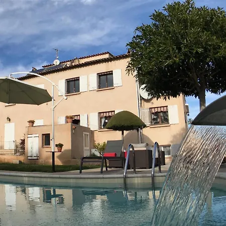 Debbie's Crew House אנטיב