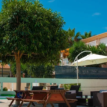 Debbie's Crew House Antibes