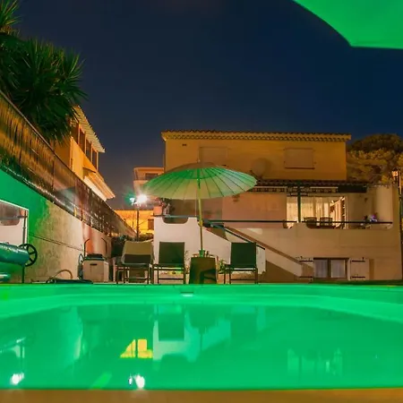 Debbie's Crew House אכסניה *