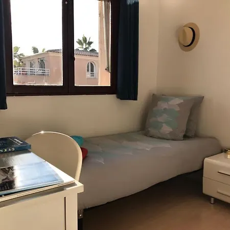 אכסניה Debbie's Crew House