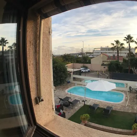 Debbie's Crew House אכסניה *