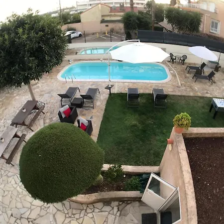 אכסניה Debbie's Crew House *