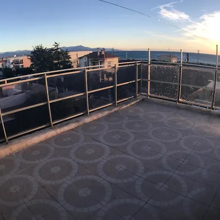 Debbie's Crew House אכסניה אנטיב