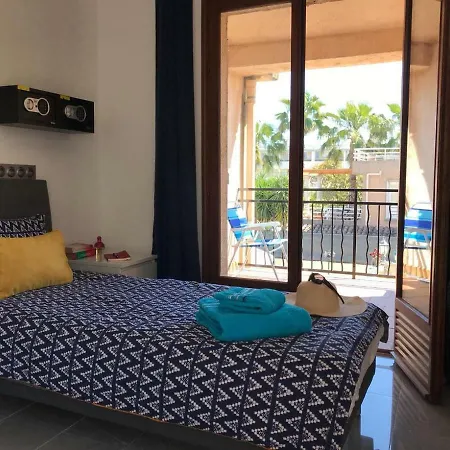 Debbie's Crew House * Antibes