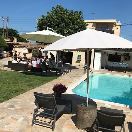 אכסניה Debbie's Crew House