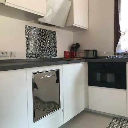 Debbie's Crew House *