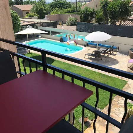 אכסניה Debbie's Crew House אנטיב