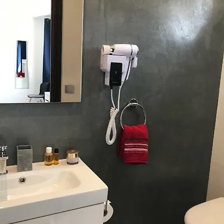 Debbie's Crew House אכסניה *