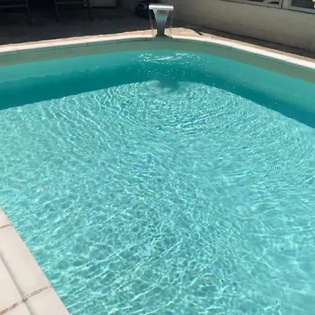 אכסניה Debbie's Crew House