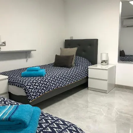 Debbie's Crew House אנטיב