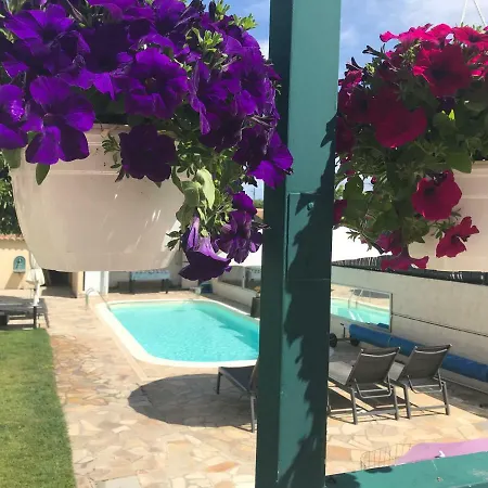 Debbie's Crew House * אנטיב