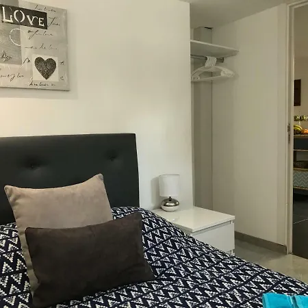 אכסניה Debbie's Crew House אנטיב