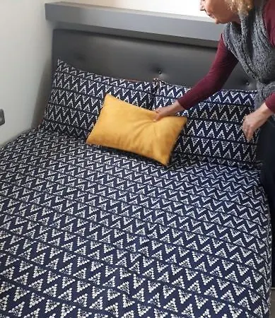 Debbie's Crew House אנטיב