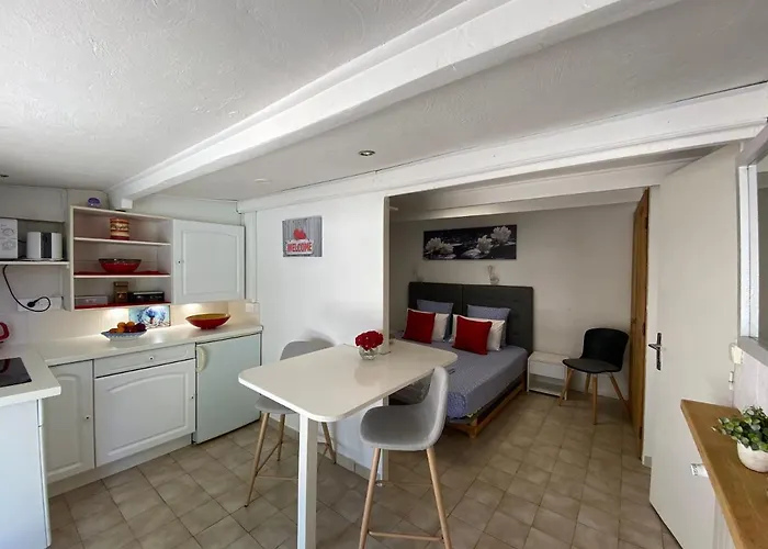 Debbie's Crew House *