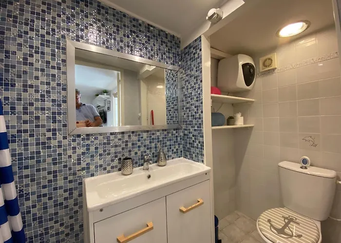 Debbie's Crew House Хостел Антіб